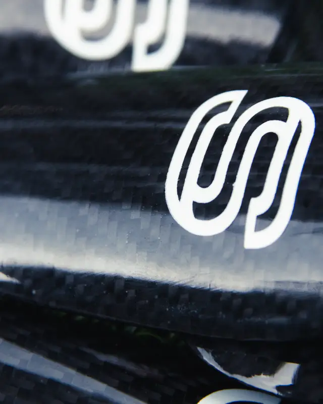Glossy carbon fibre shin pad with the S logo
